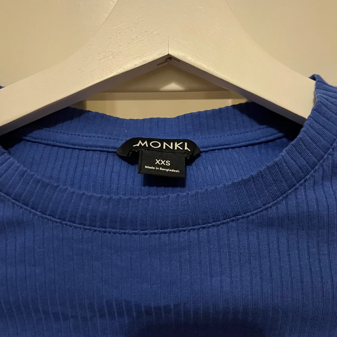 Blå ribbad tröja från Monki - 1