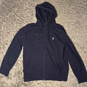 Ralph lauren zip hoodie - Ralph lauren - zip hoodie | skick - 9/10 | storlek - M | såklart äkta | priset är ej diskuterbart 
