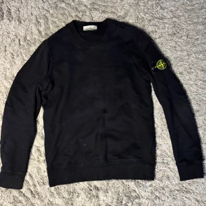 Svart tröja från Stone Island -  svart tröja - Stone Island | skick -8/10 | storlek - M | Såklart äkta | 