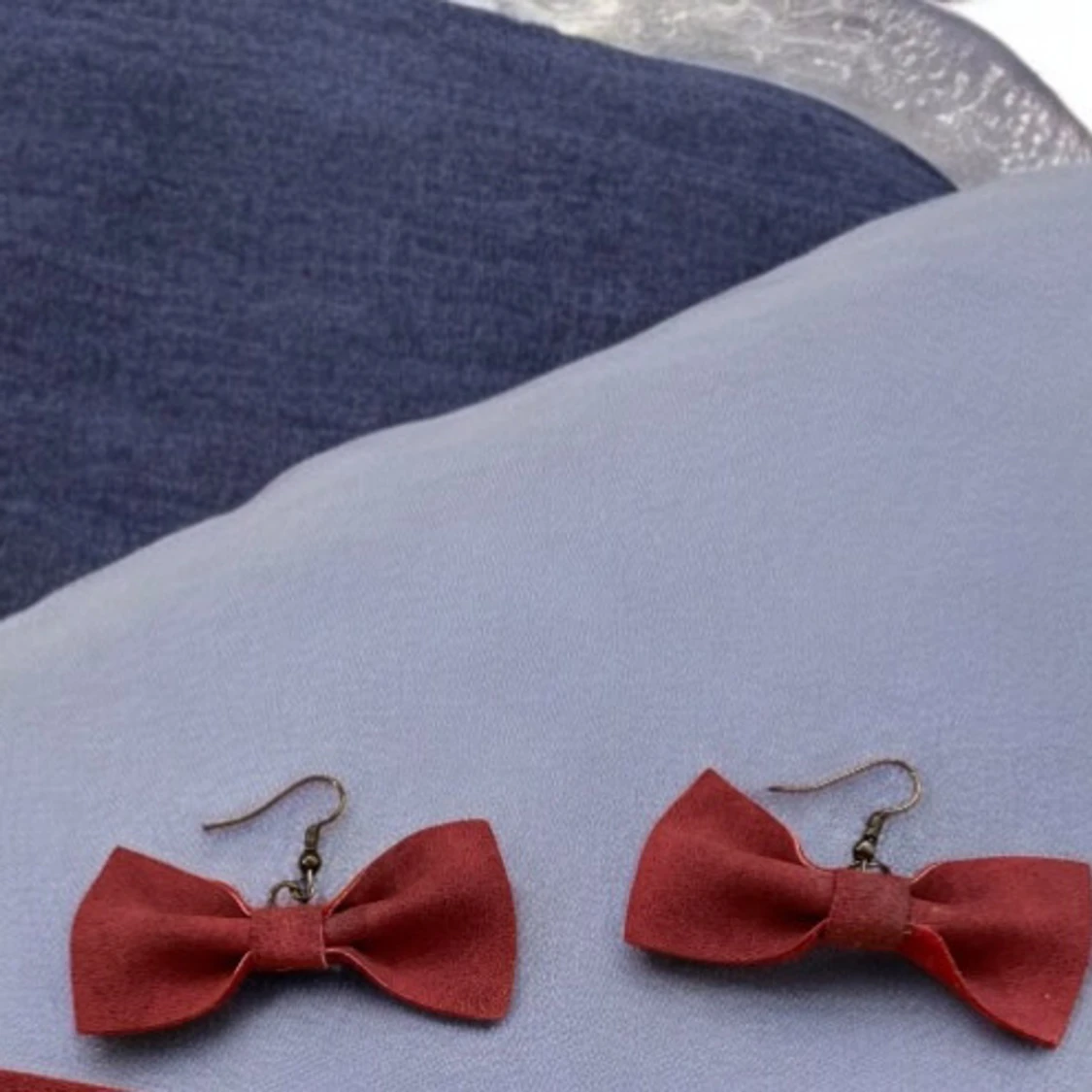 Röda örhängen med rosett