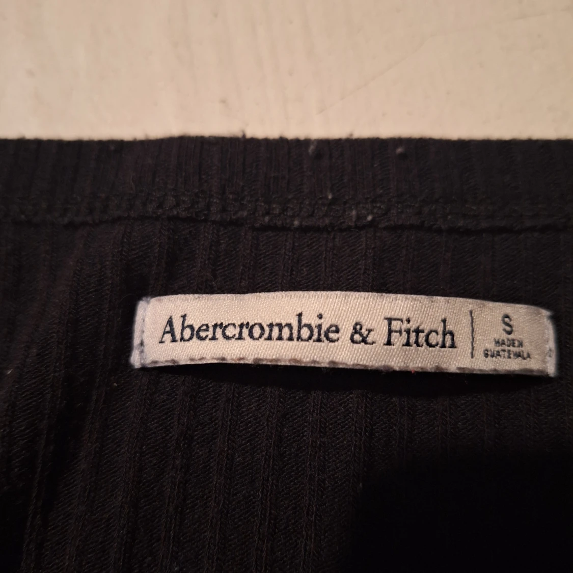 Svart ribbad topp från Abercrombie & Fitch - 1