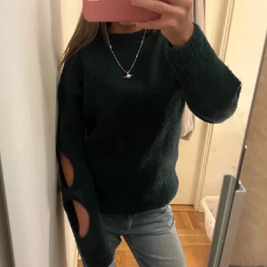 Mörkgrön stickad tröja  - Säljer denna superfina mörkgröna tröja från Dagmar. Skriv för egna bilder!!💓