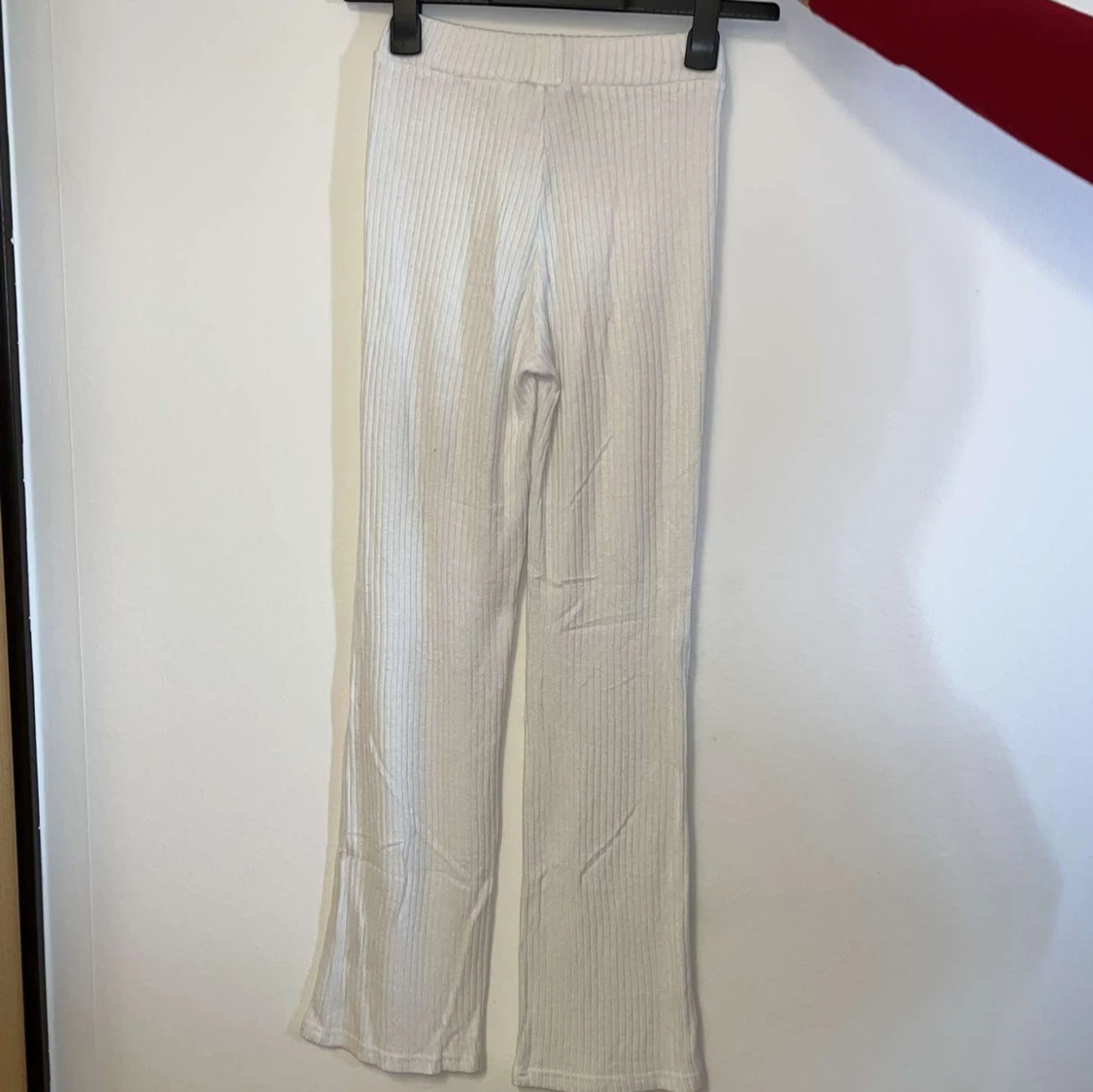 Vita ribbade byxor från Gina Tricot - 1