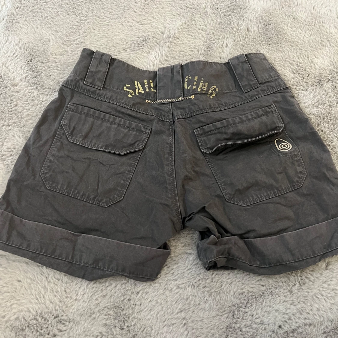 Grå mid/low shorts från Sail Racing