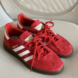 Röda Adidas Spezial sneakers - Snygga röda Adidas Spezial. Använd max två gånger. Är annars helt som nya. Nypris: 1250kr. Storlek 40. Pris kan absolut diskuteras