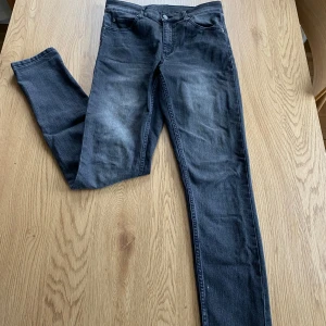 Grå jeans från Cheap Monday - Snygga grå jeans från Cheap Monday med en tight passform. De har aldrig använts! :) storleken går att mätas med en S/M!