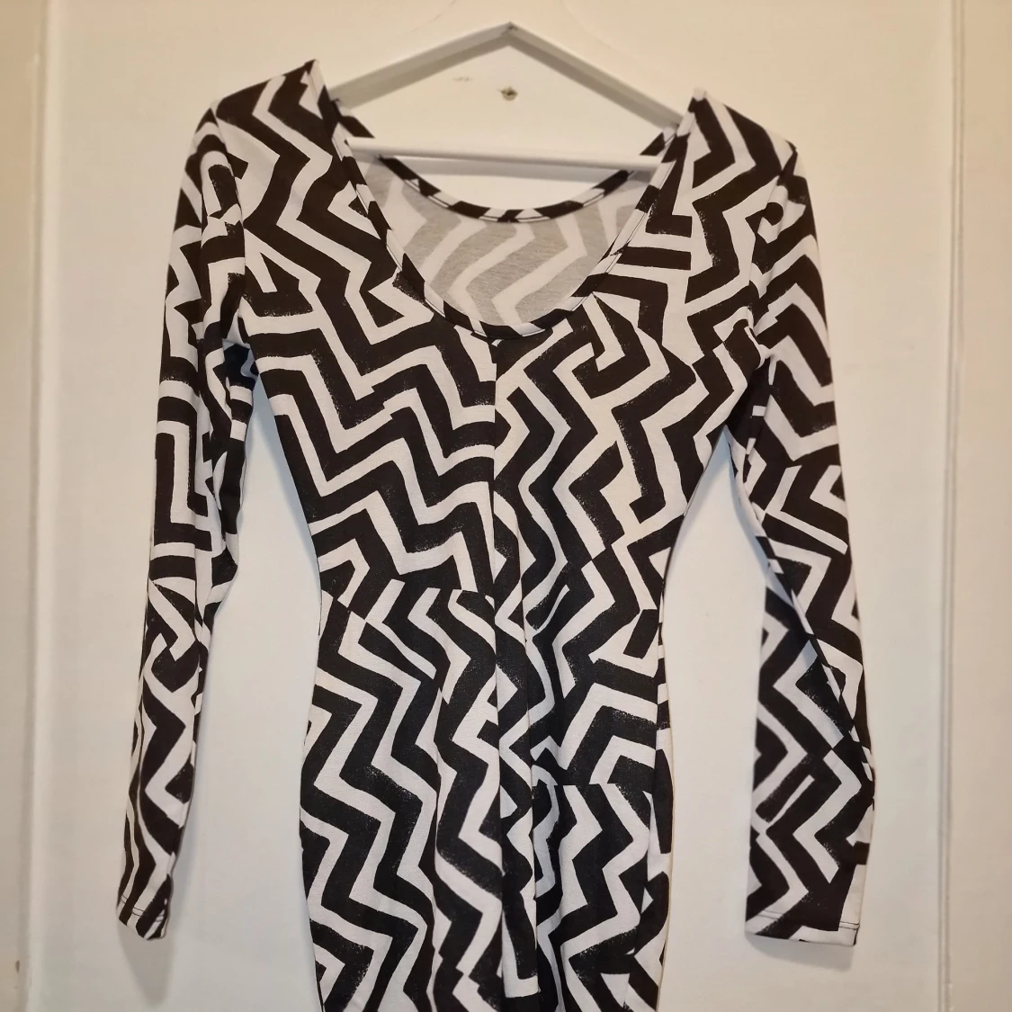 Svartvit mönstrad klänning från H&M