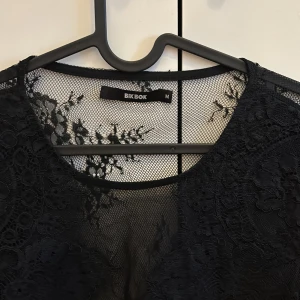 En spetstopp ifrån bikbok  - Super fin spets topp perfekt för en fest ifrån bikbok. Super enkel att styla och göra de lite extra fint med.