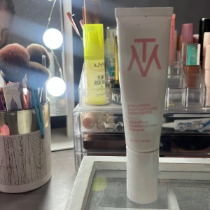 Hyaluronic Light-Diffusing Highlighter från Makethemake - Inte mycket använd💞Säljer en Hyaluronic Light-Diffusing Highlighter från Makethemake. Den ger en strålande glow och har en lätt täckning. Perfekt för att ge huden en upplyst och plumpad look. Innehåller 30 ml.