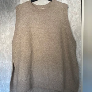 Beige stickad väst från H&M - Oanvänd. Jätte skön, dock för stor för mig. Ganska stor i modellen men super bra material.