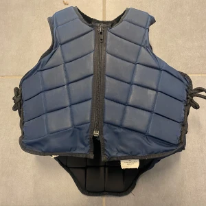 Blå skyddsväst - Säljer en blå skyddsväst för de som kanske vill börja rida med en bra säkerhet. Då jag växt ut denna och tycker att någon ny hade kunnat ha den. Det passar en mindre model.🫶🏽🐴