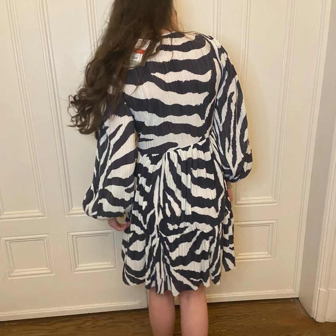 Svartvit mönstrad klänning - 2