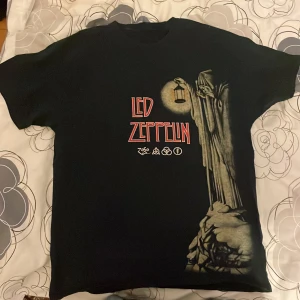 Svart Led Zeppelin t-shirt - Svart t-shirt med fett Led Zeppelin-tryck på framsidan