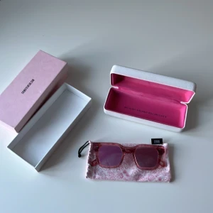 Rosa solglasögon från Chimi - Super snygga chimi glasögon i modell 004🙂🌸 dessa är limited edition🎉 passar perfekt till sommaren, (pris kan absolut diskuteras) kan gå ner :)