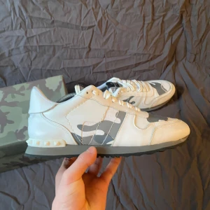 Valentino Rockrunners - Snygga Valentino Rockrunners i vitt o grått som en  väldigt populär färg 8/10 i skick✅ Dock så har lite färg lossnat på ena skorn men det märker man inte när man har dom på sig . storlek 44 men passar 43 också.✅ Box och dustbag följer med.Men boxen är lite sliten .Men skorna ser ändå hyfsat nya ut. Skriv om du har några funderingar och priset är inte hugget i sten🫡 Kostar 8000kr nya pris