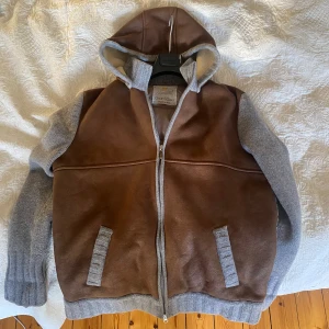 Gran Sasso Cardigan/Jacka - Gran Sasso Jacka i nyskick 9.8/10. Nypris är över 7000. Super högkvalitativ på alla sätt o vis perfekt att till både höst vinter och vår. Luvan är borttagbar. Det är 100% ”virgin wool”. Den är gjord i Italien. Passar XL (hittar ingen storleks lapp). Dunet i jackan är ifrån nordiska ankor och gåsar. Ärmmått från armhåla: 51cm. Från krage: 65cm. Från axel 70cm. Vid fler frågor eller funderingar tveka inte på att kontakta oss! 