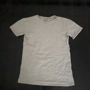 Grå t-shirt från ASOS - Säljer en enkel och stilren grå t-shirt från ASOS. Perfekt för en avslappnad look. T-shirten har korta ärmar och en rund halsringning. Den är oversized så att ni vet!💗