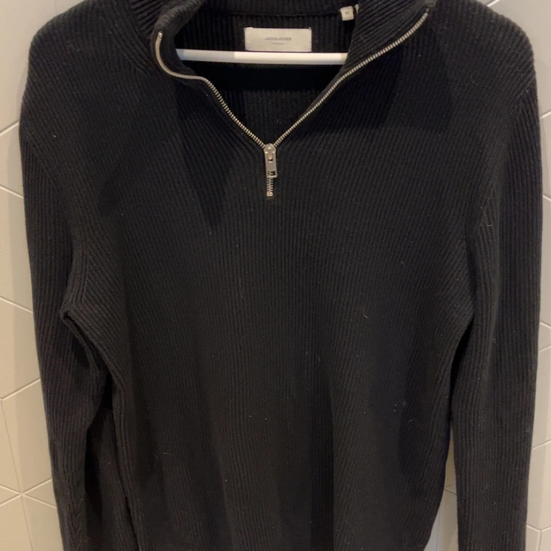 Svart ribbad tröja med dragkedja - 2