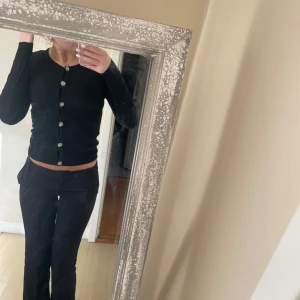 Svart kofta från LARA - Storlek S/M köpt på Copenhagen Luxe. Aldrig använd. 