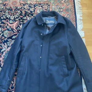 Herno rock - Riktigt schysst Herno rock Cond - 7/10 (lite mindre tyg som sticker ut från ärmarna och längs vissa kanter, går lätt att ordna, se bild)  Size 50 - M/L 