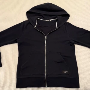 Björn Borg zip hoodie - Säljer denna stiliga hoodien från Björn Borg. Riktigt fint skick och inga defekter. Vid minsta fundering är det bara att höra av sig. 