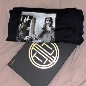 Svart t-shirt med tryck - Tja säljer denna limitation T-shirt i nytt skick (använd 4-5 gånger) tröjan är i storlek M och passar folk mellan 180 och 190. Skriv vid fler frågor 