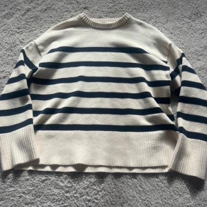 Randig stickad tröja  - Säljer denna tröja från Zara som inte används. 