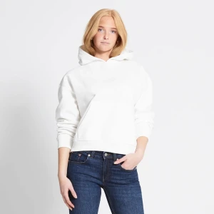 Vit hoodie - Säljer en stilren vit hoodie med en klassisk design. Den har en stor ficka framtill och en bekväm huva. Perfekt för en avslappnad look.