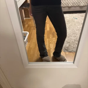 Grå flared jeans - Snygga grå jeans med en klassisk flared passform. Perfekta för en avslappnad stil. De har en enkel design utan extra detaljer, vilket gör dem lätta att matcha med olika toppar. 