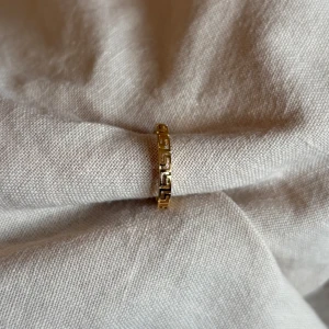 Gold ring - Gullig ring perfekt för layering, aldrig använd! Justerbar🩷