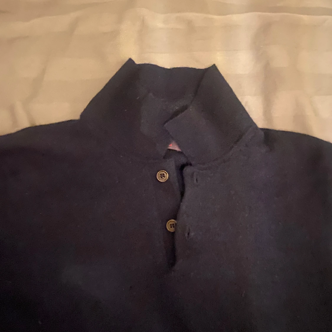 Mörkblå polotröja med knappar - 1