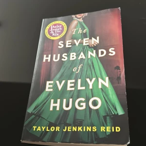 The Seven Husbands of Evelyn Hugo - En fascinerande roman om kärlek, glamour och berömmelsens pris. Följ den tillbakadragna Hollywoodikonen Evelyn Hugo när hon avslöjar sitt skandalösa liv för journalisten Monique Grant. En berättelse om ambition, vänskap och förbjuden kärlek som väcker starka känslor.