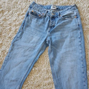 Blå jeans - Snygga blåa jeans från Lager 157 i modellen Icon. Jättebra skick som tyvärr blivit för små. Skriv vid frågor💞