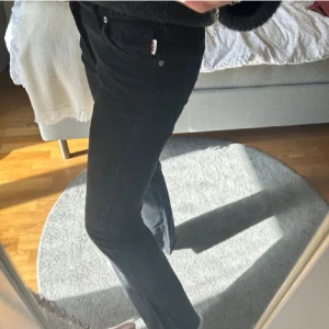 Bootcut jeans - Snygga svarta manchesterbyxor med hög midja och klassisk femficksdesign. Perfekta för en stilren look med en skön passform. Byxorna har en knapp och dragkedja framtill. Från superdry köptes i London☺️