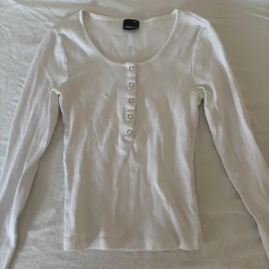 Vit söt tröja - Jättesöt tröja/topp från Gina Tricot, storlek XXS men passar även XS/S. Jättefint skick!