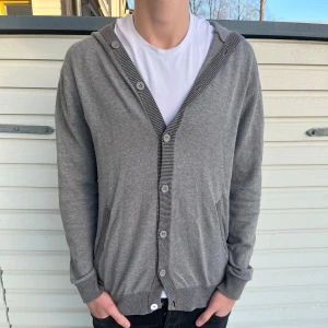 Cardigan med luva - Tja! Säljer nu denna snygga cardigan med luva. Skick 9/10 som ny. Nypris ligger runt 899kr men säljs nu för endast 399kr. Hör görna av er vid minsta lilla fundering. 
