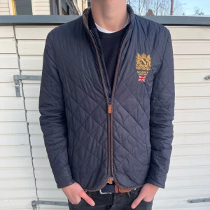 Morris jacka - Tja! Säljer nu denna feta morris jacka. Skick 8.5/10 riktigt bra. Nypris ligger på 1800kr men säljs nu för endast 599kr. Hör gärna av er vud minsta lilla fundering 