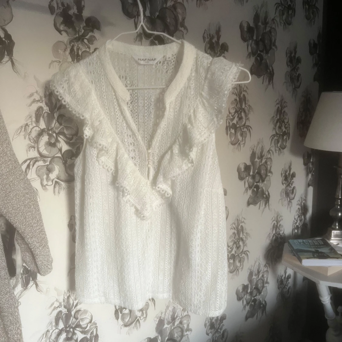 Vit spetsblus från NAFNAF