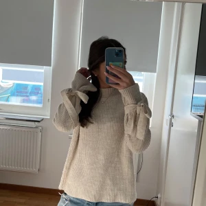 Stickad tröja - Super snygg stickad tröja me slta detaljer