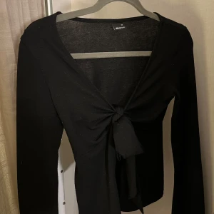 Söt topp med rosett - Lite nopprig men inget man tänker på o annars fint skick, säljer för att den inte kommer till användning ❣️