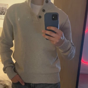 Beige stickad tröja från Ralph Lauren - Säljer nu en stilren beige stickad tröja från Ralph Lauren. Perfekt för kyligare dagar. Inga defekter eller något liknande. Hör av dig vid intresse! Kan tänka mig byte också😁😁😁