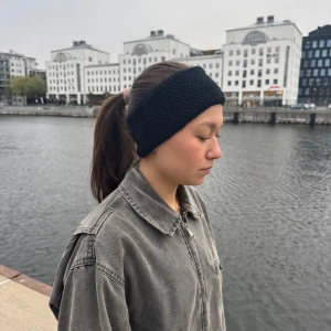 Satinhårband svart 🖤 - Vårat handstickade satinhårband i svart!! De svarta hårbanden kommer med ett mörkare rosa glansigt satintyg insytt🥰 Priser ligger på 119kr+frakt 59kr och betalning sker via våra företags swish!!