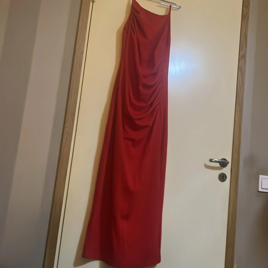 Röd långklänning med drapering - 2