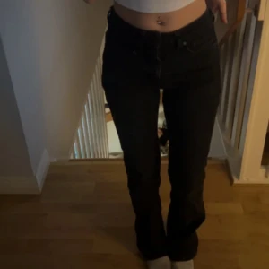 Svarta jeans från Denim - Ett par svarta bootcut jeans från demin.  Lågmidjade och storlek 36 ( passar mig som är 34-36)