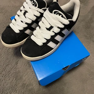 Adidas campus - Svarta adidas campus väldigt snålt använda. Orginalbox och allt ni ser på bilden medföljer