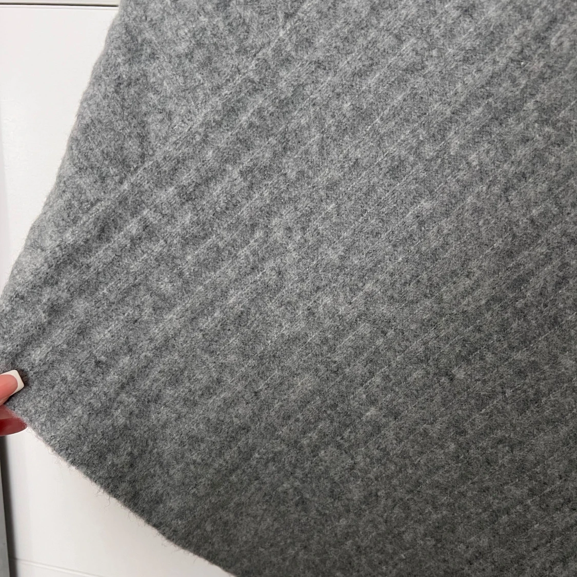 Grå stickad poncho - 1