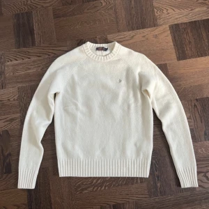 Vit tröja från Morris - Säljer en stilren vit tröja från Morris. Fett snygg till jeans men kan också användas med en skjorta under. Om du har nån fråga så är det bara att fråga! 🙌