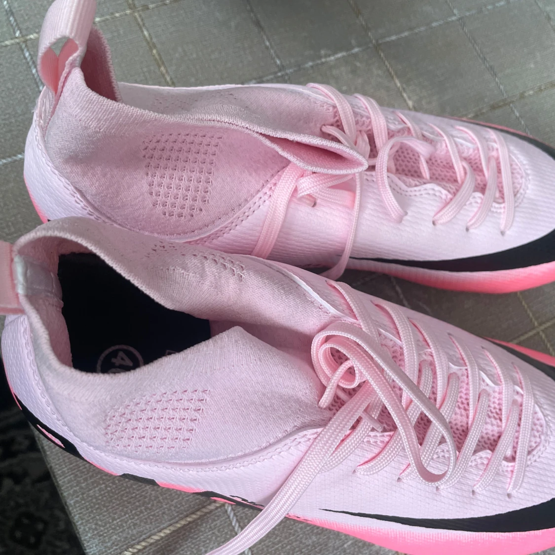 Rosa fotbollsskor från Nike - 1