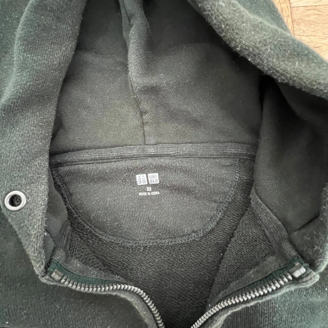 Mörkgrön hoodie från Uniqlo - 1