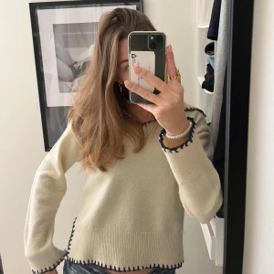 Jättefin stickat tröja!!  - Säljer en beige tröja med fina blåa kantdetaljer!! Tröjan har långa ärmar och en avslappnad passform. Skriv gärna om du har frågor eller är intresserad 🩵